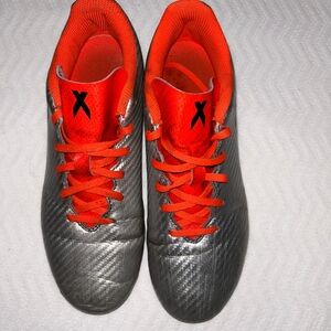 Soccer's Shoes Adidas for kids, Size 5, good condition.